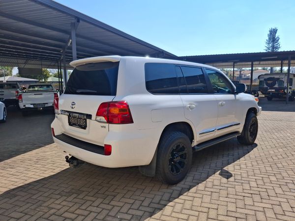 2015 Toyota Land Cruiser photograph 4