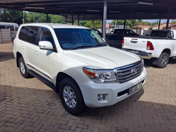 2015 Toyota Land Cruiser photograph 2