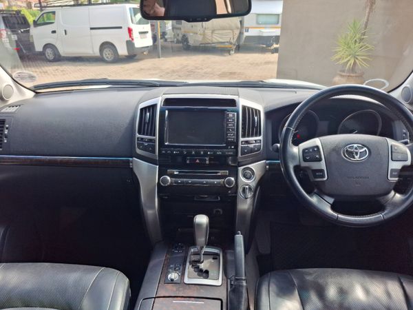 2015 Toyota Land Cruiser photograph 7