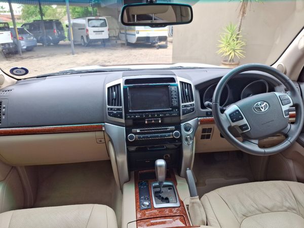 2015 Toyota Land Cruiser photograph 8