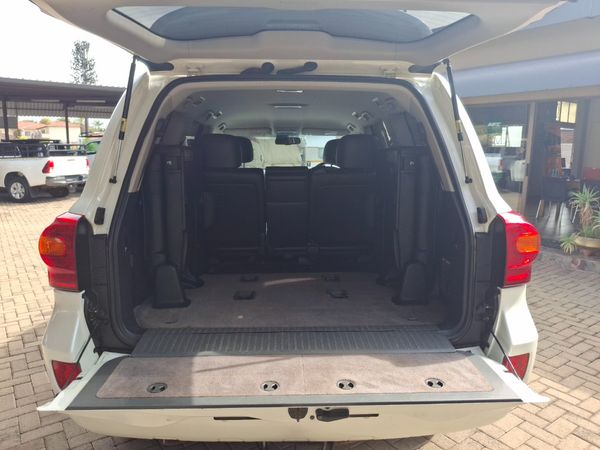 2015 Toyota Land Cruiser photograph 8