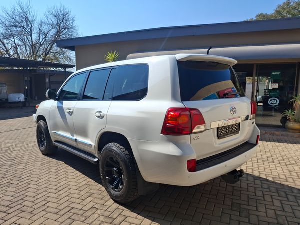 2015 Toyota Land Cruiser photograph 3