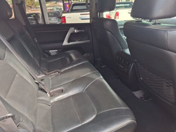 2015 Toyota Land Cruiser photograph 6