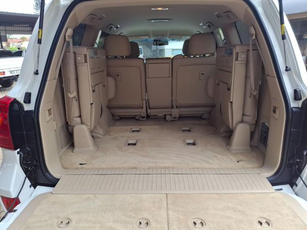 2015 Toyota Land Cruiser photograph 10