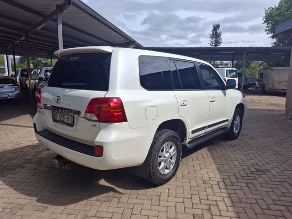 2015 Toyota Land Cruiser photograph 3