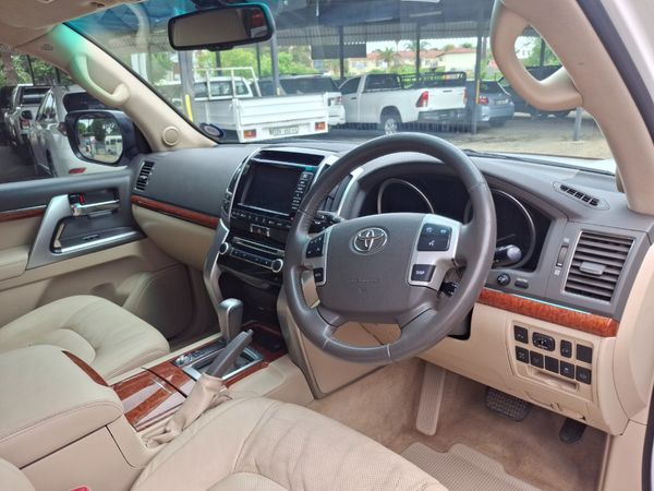 2015 Toyota Land Cruiser photograph 5