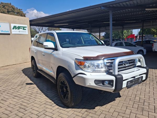 2015 Toyota Land Cruiser photograph 2