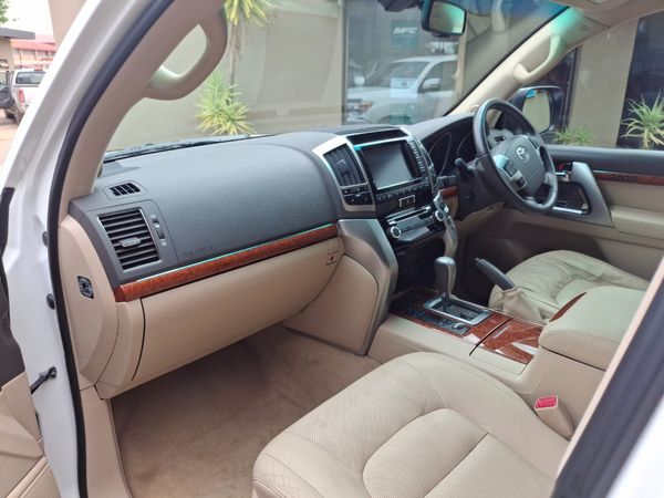 2015 Toyota Land Cruiser photograph 7