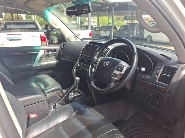 2015 Toyota Land Cruiser photograph 4
