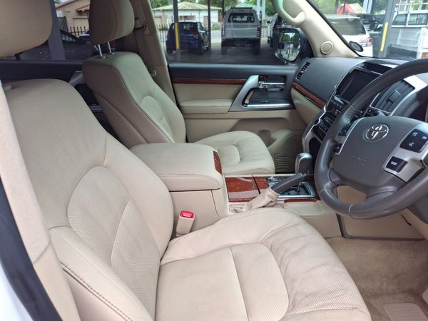 2015 Toyota Land Cruiser photograph 6