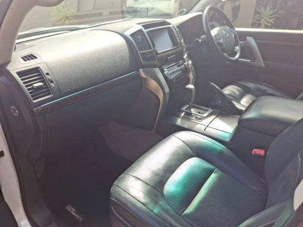 2015 Toyota Land Cruiser photograph 5